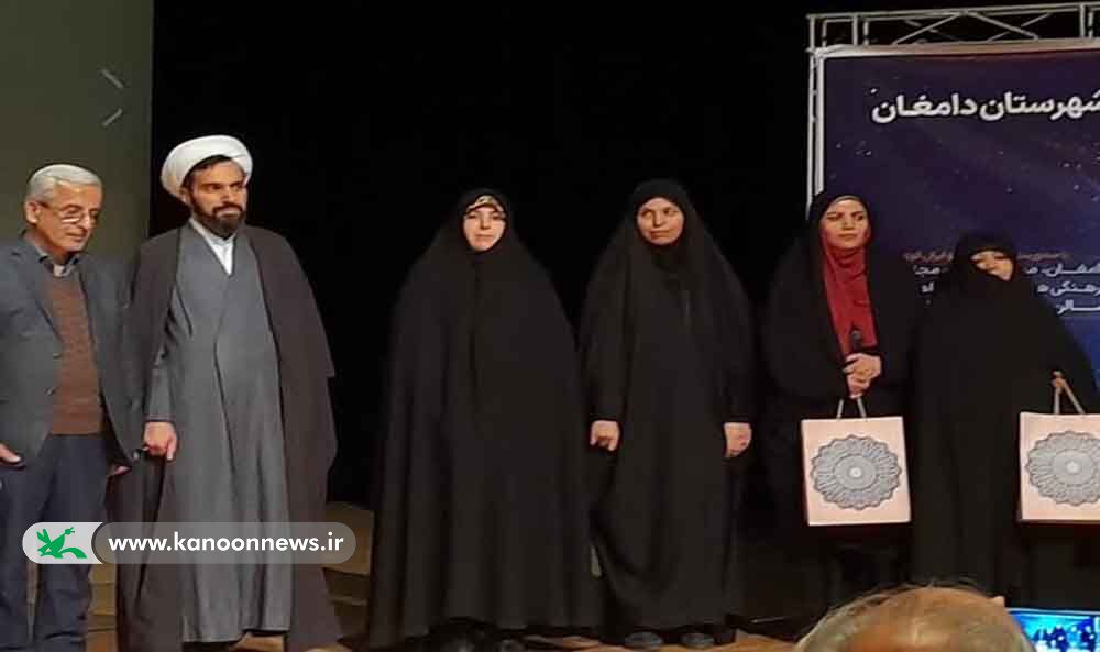 تجلیل از مسئول کانون دامغان بهعنوان بانوی مؤفق در همایش ایرانبانو