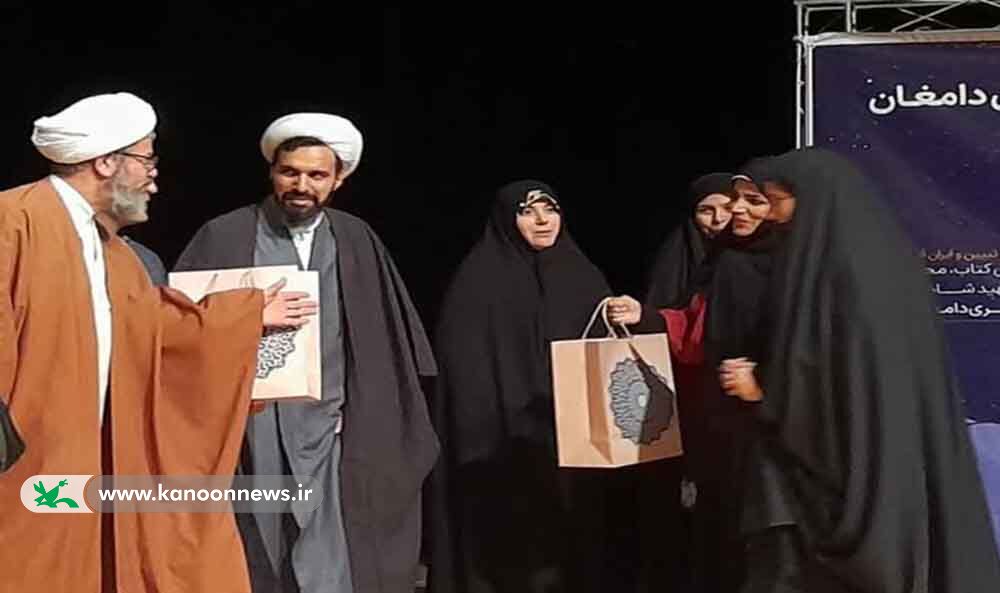 تجلیل از مسئول کانون دامغان بهعنوان بانوی مؤفق در همایش ایرانبانو تجلیل از مسئول کانون دامغان بهعنوان بانوی مؤفق در همایش ایرانبانو