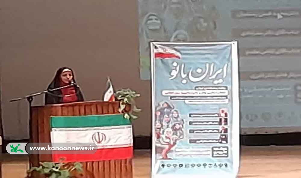 تجلیل از مسئول کانون دامغان بهعنوان بانوی مؤفق در همایش ایرانبانو