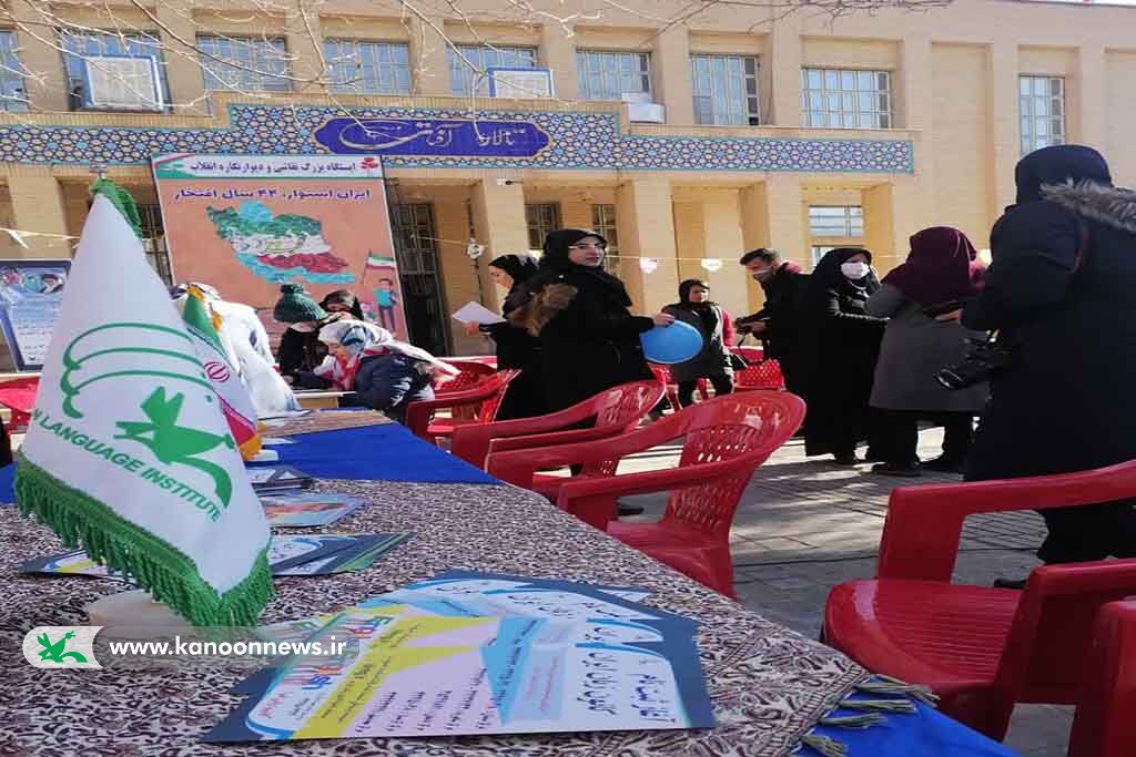 گرامی‌داشت دهه‌ی فجر در مراکز آموزشی کانون زبان سمنان