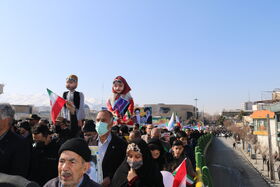 حضور عروسک های غول پیکر(دارا وسارا )کانون استان مرکزی در راهپیمایی ۲۲بهمن