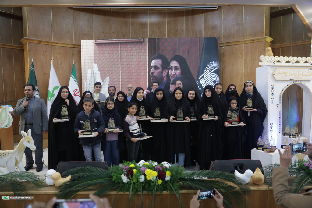 تندیس و دیپلم افتخار مهرواره «نامه مهر» به دختر محمدیاری رسید