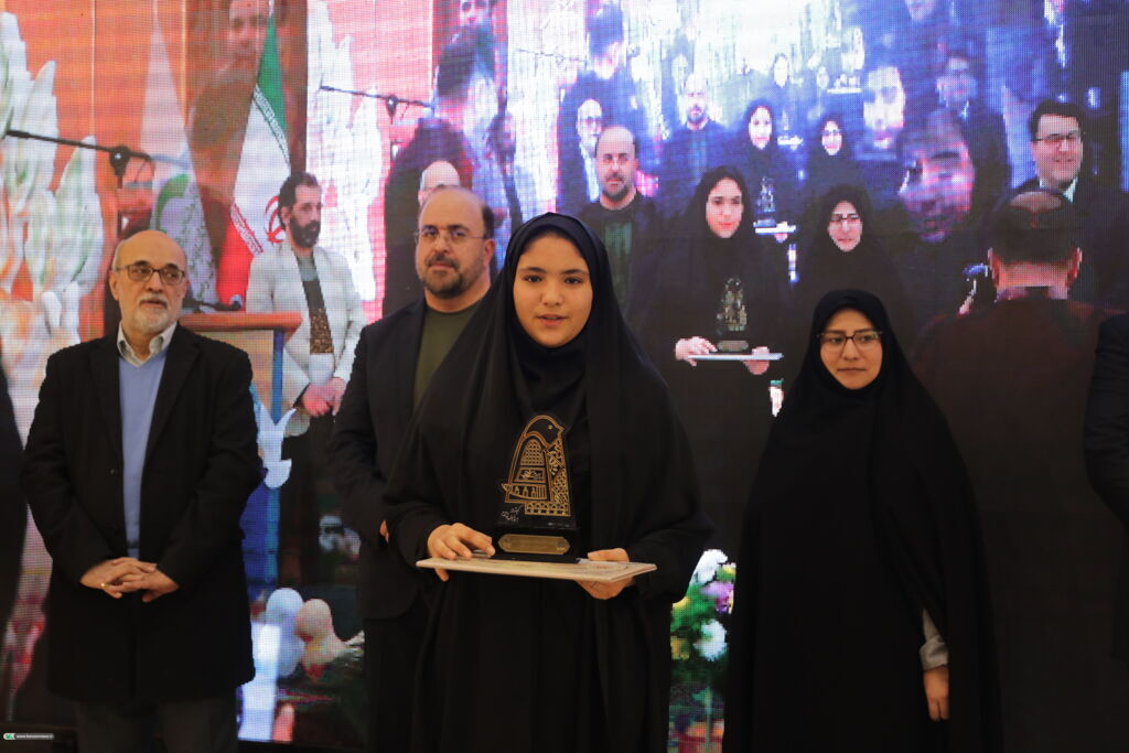 تندیس و دیپلم افتخار مهرواره «نامه مهر» به دختر محمدیاری رسید تندیس و دیپلم افتخار مهرواره «نامه مهر» به دختر محمدیاری رسید