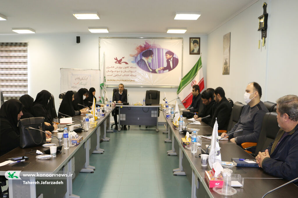 دومین جلسه‌ی کنگره سه‌هزار شهید استان در کانون سمنان برگزار شد