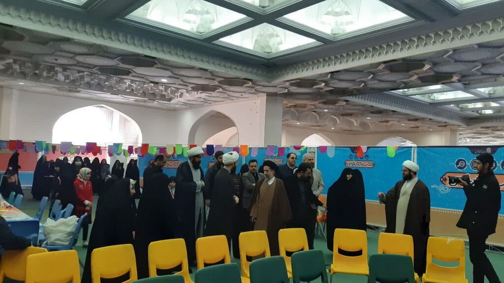 بازدید حامد علامتی از غرفه کانون پرورش فکری در مصلی تهران