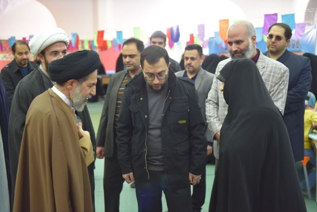 بازدید حامد علامتی از غرفه کانون پرورش فکری در مصلی تهران