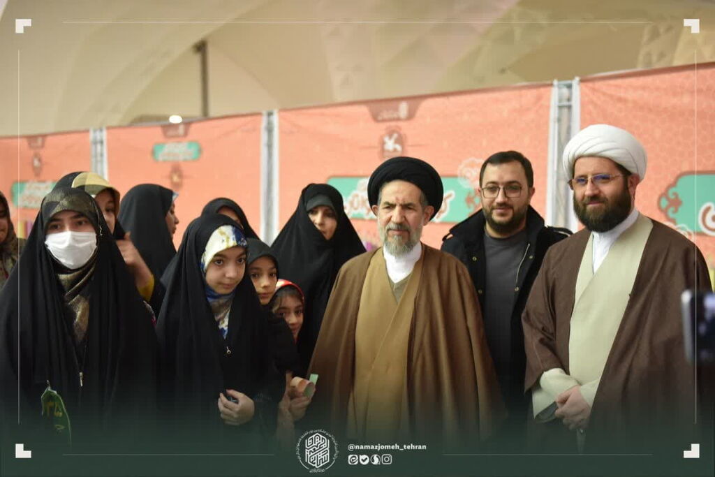 بازدید حامد علامتی از غرفه کانون پرورش فکری در مصلی تهران