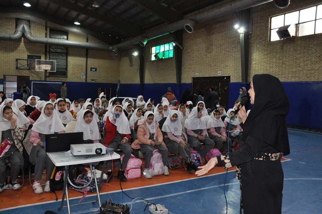 معرفی فعالیتهای کانون به دانش آموزان در گرمدرهی کرج