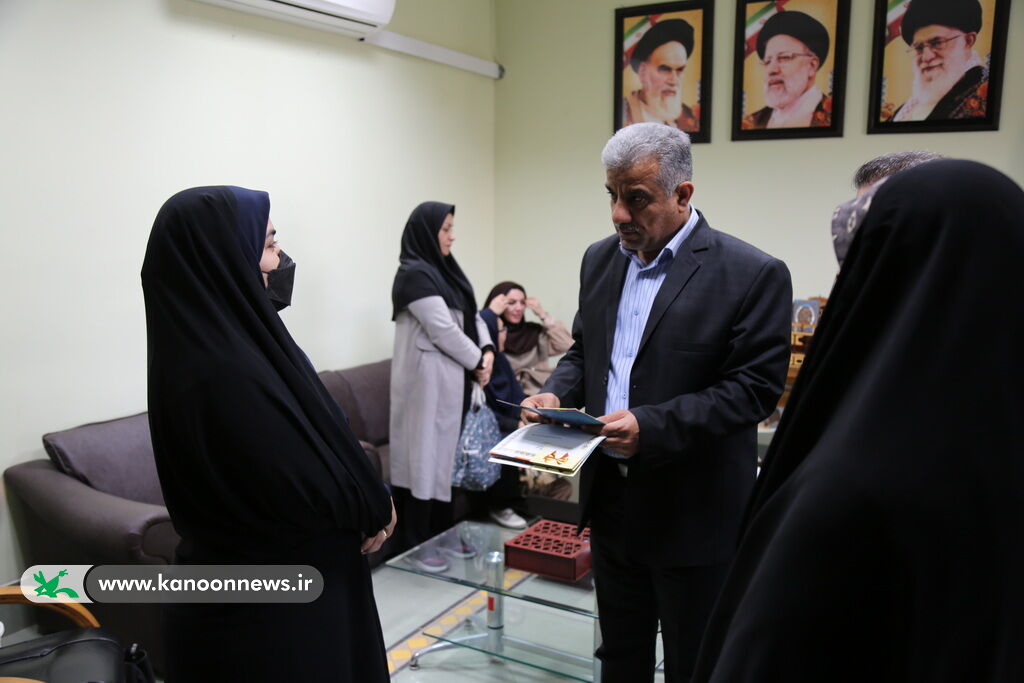 خادمان فرهنگی کودکان در مناطق کم برخوردار تقدیر شدند