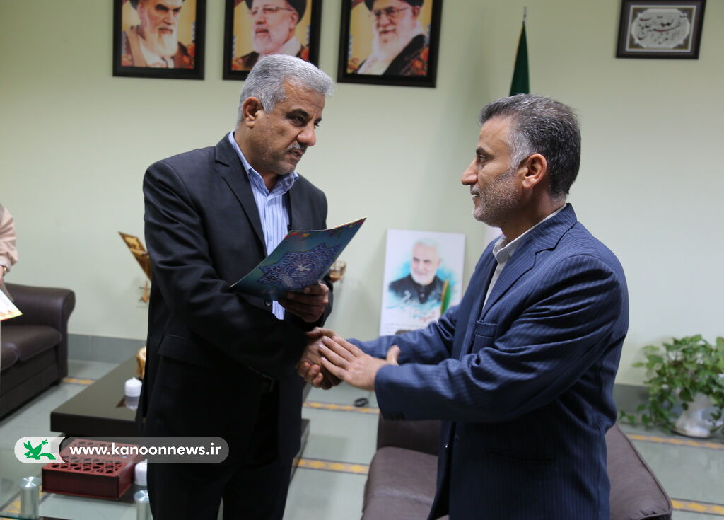 خادمان فرهنگی کودکان در مناطق کم برخوردار تقدیر شدند