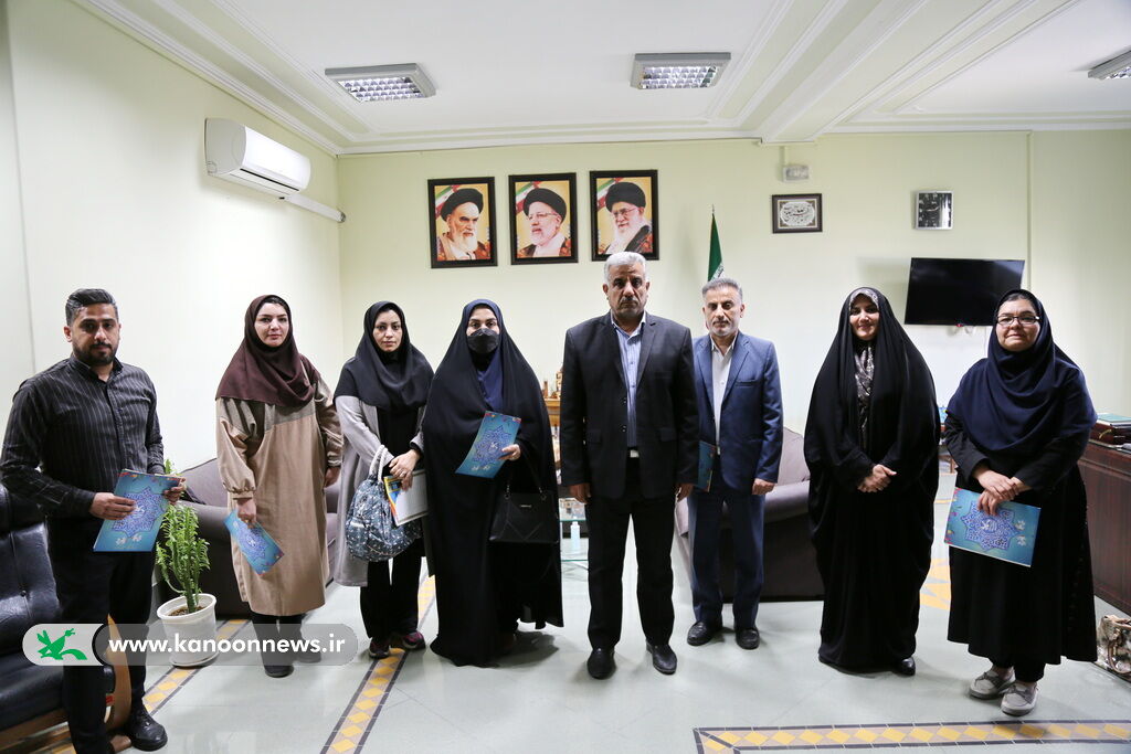 خادمان فرهنگی کودکان در مناطق کم برخوردار تقدیر شدند خادمان فرهنگی کودکان در مناطق کم برخوردار تقدیر شدند
