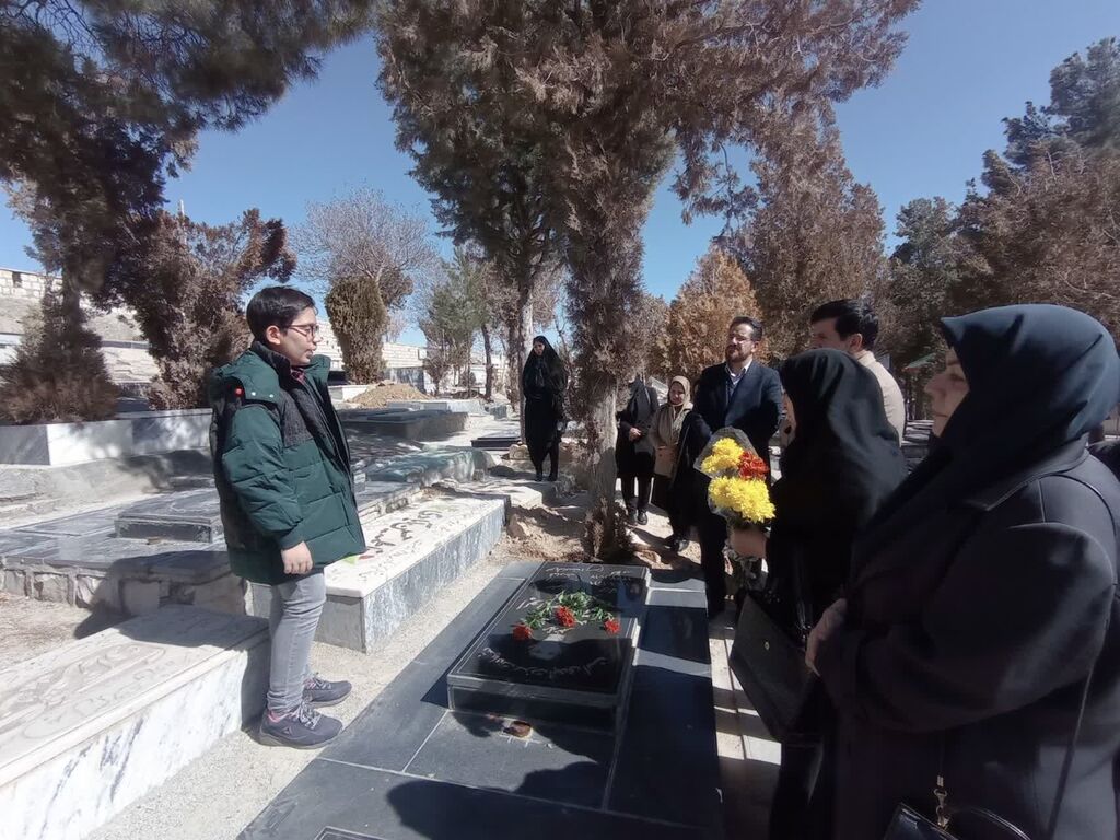 حضور اعضای شورای فرهنگی بر مزار شهدای کودک و نوجوان ادای احترام اعضای شورای فرهنگی کانون استان به کوچکترین شهید انقلاب اسلامی استان کرمانشاه