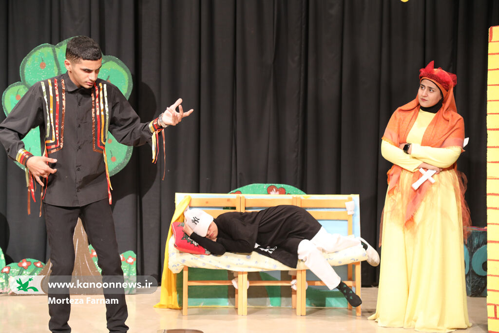 اجرای تئاتر "پسرک بی نظم و کت دکمه قرمزش" در مجتمع فرهنگی ، هنری کانون