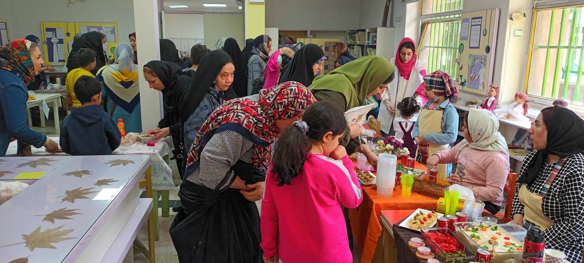 برپایی بازارچه خیریه غذا در مرکز شماره ۹ کانون استان تهران