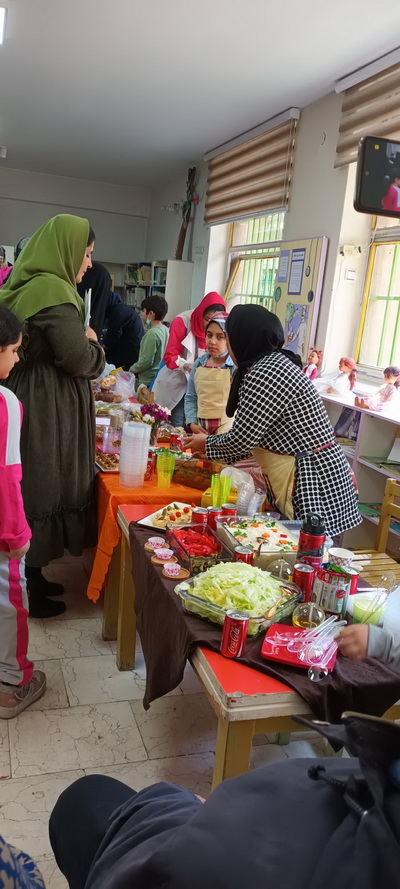 برپایی بازارچه خیریه غذا در مرکز شماره ۹ کانون استان تهران