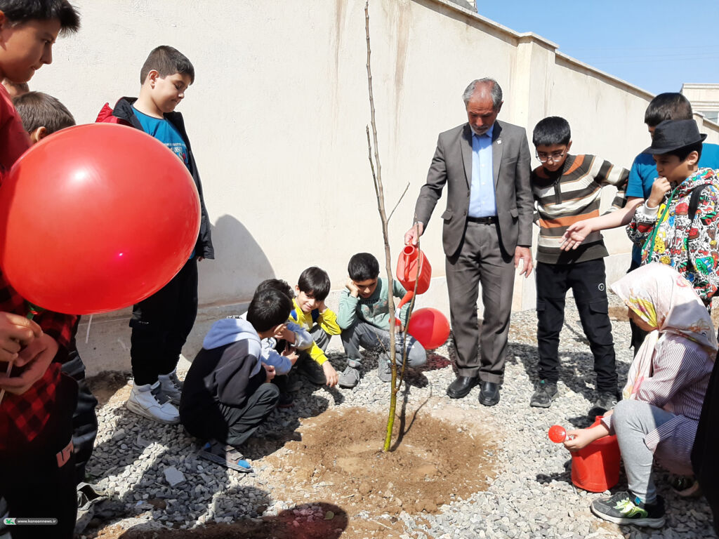 جشن تولد یک درخت در مرکز شماره 3 برگزار شد.