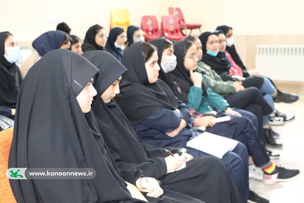 نشست انجمن شاعران نوجوان کانون در مرکز کردکوی برگزار شد