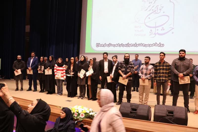 تجلیل عضو مرکز هشتگرد در نخستین جشنوارهی «جوان برتر شهرستان ساوجبلاغ»