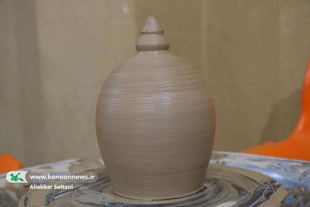 خلق نمناک کاسه و کوزه در گردش چرخ سفال