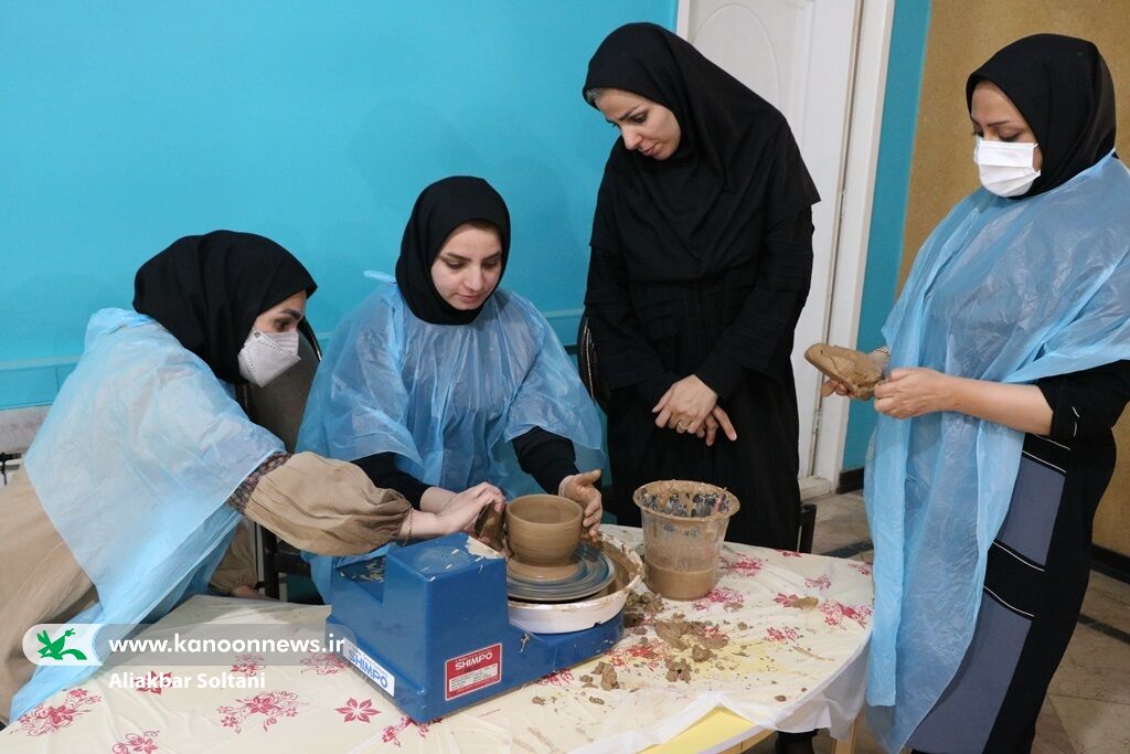 خلق نمناک کاسه و کوزه در گردش چرخ سفال