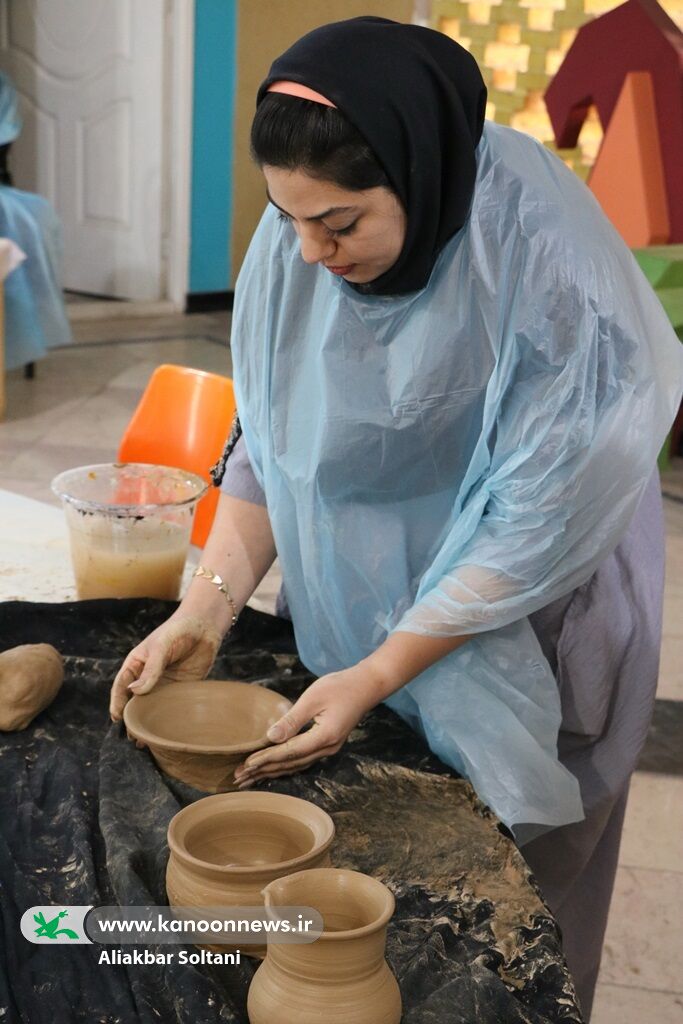 خلق نمناک کاسه و کوزه در گردش چرخ سفال