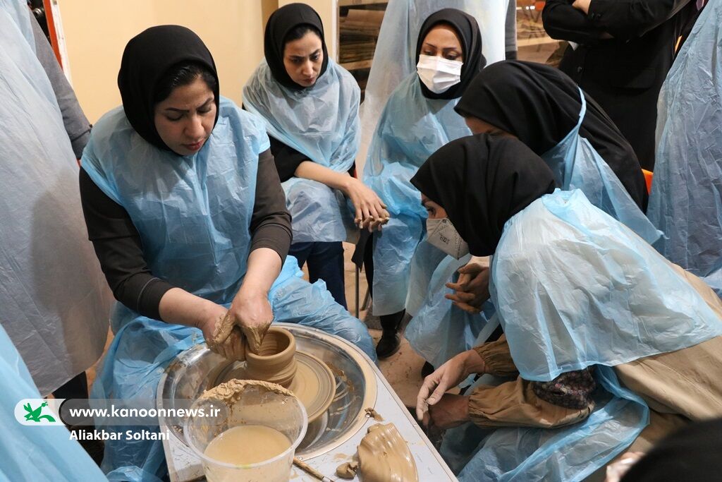 خلق نمناک کاسه و کوزه در گردش چرخ سفال