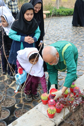 کاشت نهال اعضای مرکز ۱۷ کانون استان تهران به مناسبت روز درختکاری (24).JPG