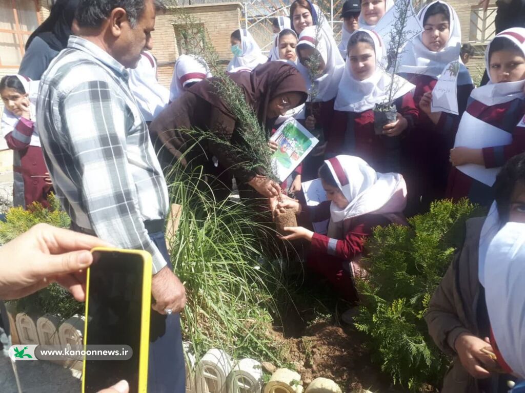 گرامی داشت روز درختکاری درمراکز کانون استان لرستان