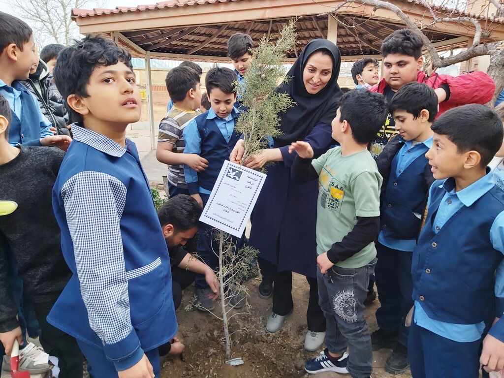 آیین‌های روز درختکاری در مراکز فرهنگی و هنری کانون استان قزوین