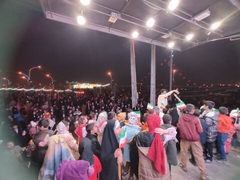 اجرای برنامه‌های شاد تماشاخانه سیار کانون در مسجد مقدس جمکران