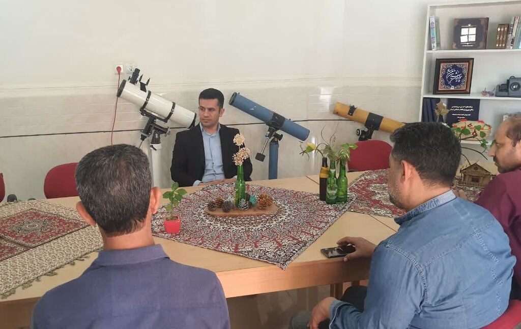 نشست مشترک مدیرکل کانون خوزستان با مربیان کتابخانه‌های سیار استان