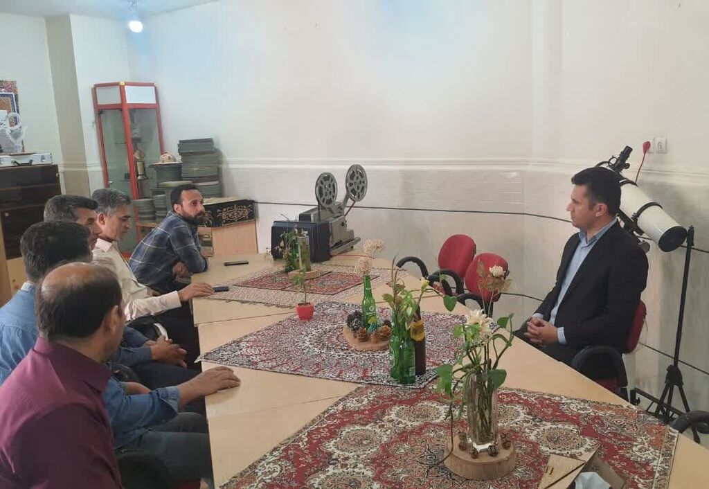 نشست مشترک مدیرکل کانون خوزستان با مربیان کتابخانههای سیار استان