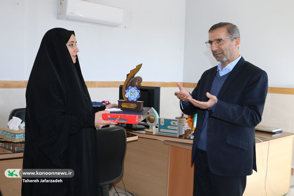 مربی ادبی کانون ایوانکی، کارمند جوان برتر شناخته شد