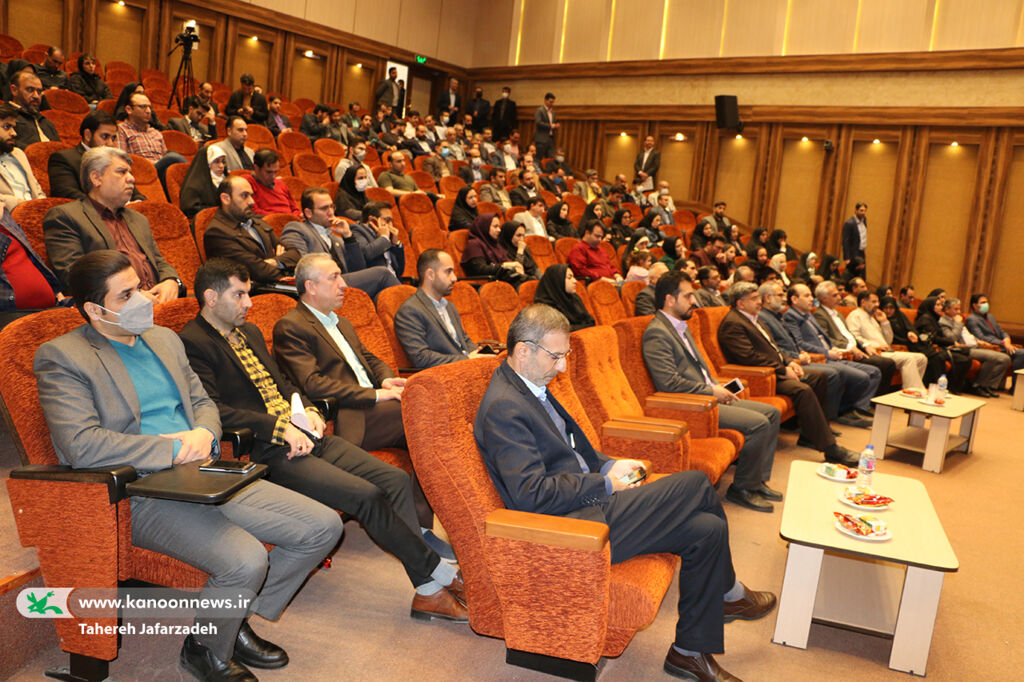 مربی ادبی کانون ایوانکی، کارمند جوان برتر شناخته شد