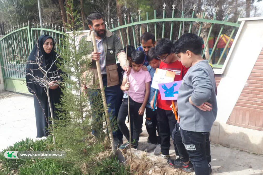 غرس نهال توسط اعضا و مربیان کانون سرخه و میامی