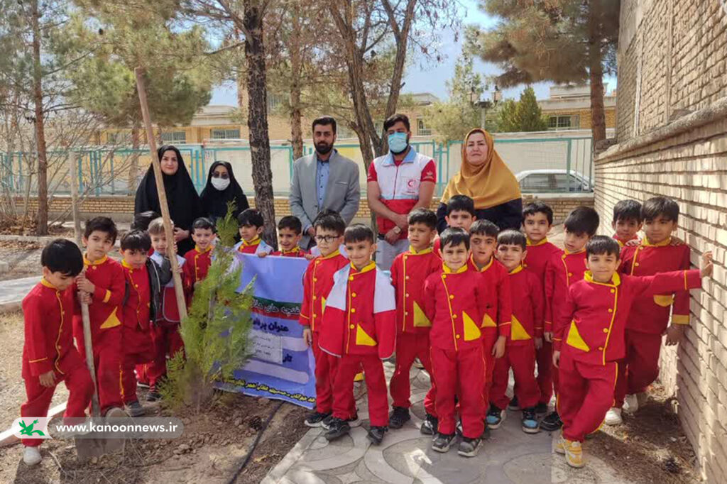 غرس نهال توسط اعضا و مربیان کانون سرخه و میامی