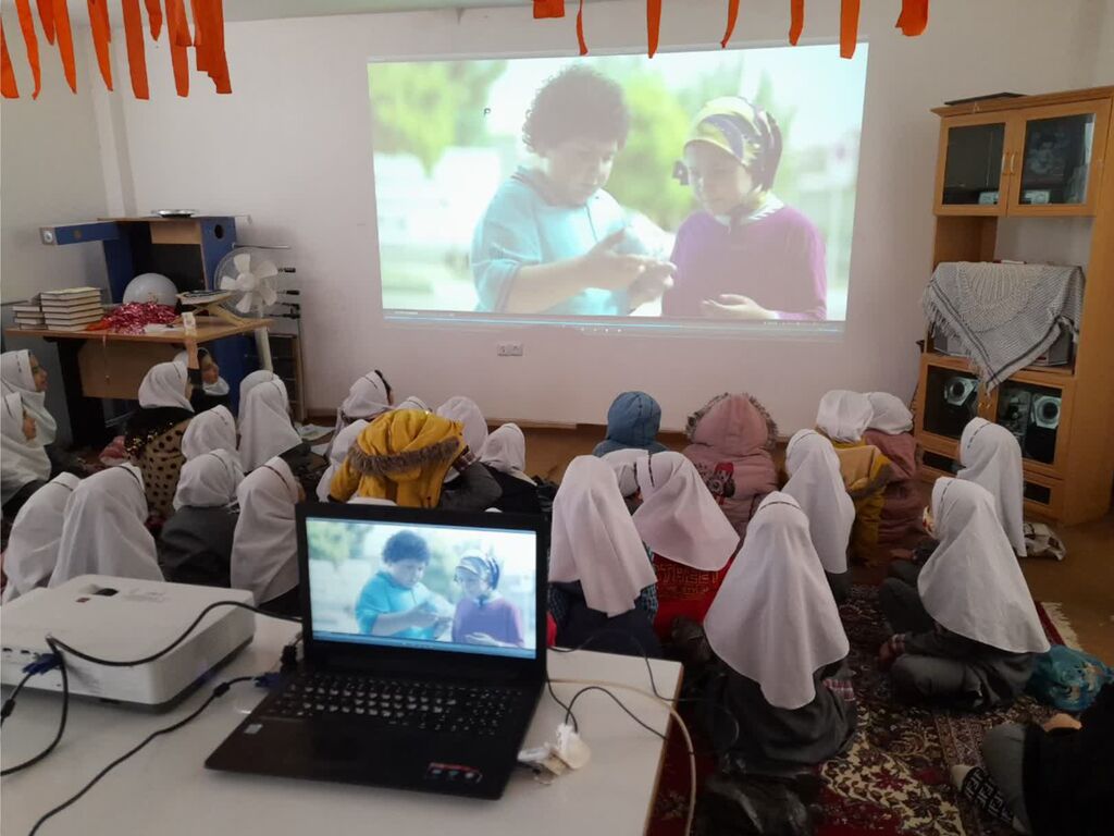 اکران فیلم سینمایی قهرمانان کوچک در روستای موئیجین