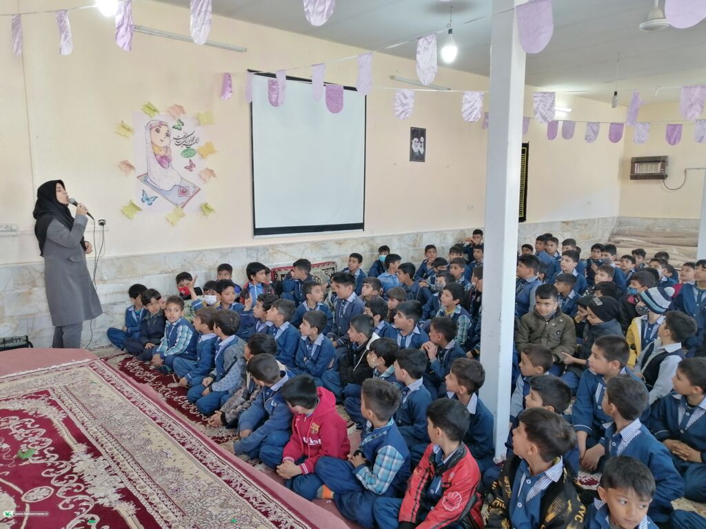کتابخانه سیار روستایی این‌بار در جمع دانش‌آموزان مدرسه شیخ کلینی