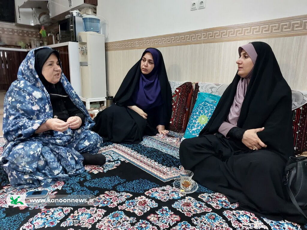 مدیرکل کانون استان بوشهر با مادر شهیده نوجوان بوشهری دیدار کرد