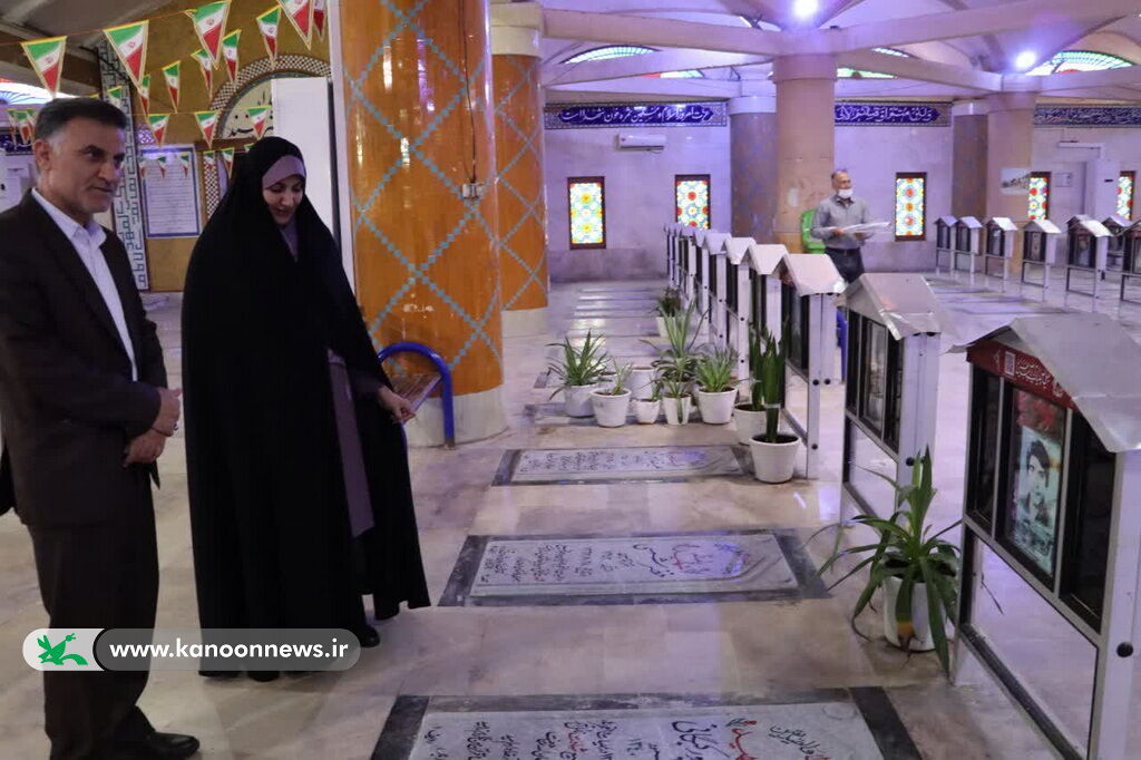 ادای احترام مدیرکل کانون استان بوشهر به مقام شهدا ادای احترام مدیرکل و کارکنان کانون استان بوشهر به مقام شهدا