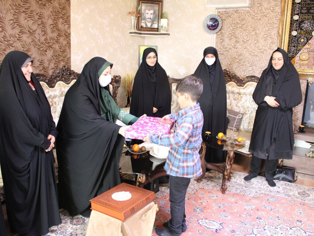 سرپرست کانون پرورش فکری کودکان و نوجوانان استان همدان با نوه ها و همسر و دختران جهادگر شهید مهندس حمید غنی زادیان دیدار کرد