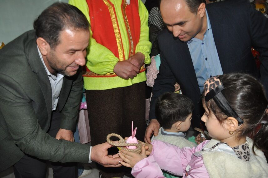 عمو نوروز و ننه سرما در ویژه برنامهی نوروزی کتابخانهی سیار کانون البرز