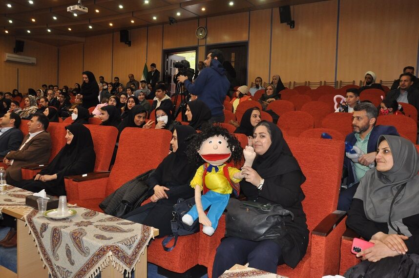 عمو نوروز و ننه سرما در ویژه برنامهی نوروزی کتابخانهی سیار کانون البرز