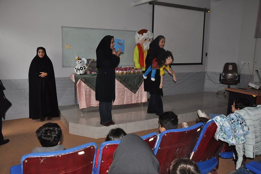 عمو نوروز و ننه سرما در ویژه برنامهی نوروزی کتابخانهی سیار کانون البرز