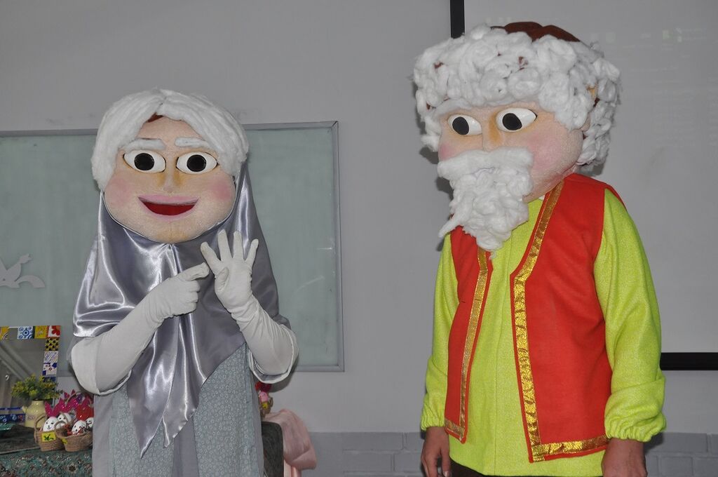 برنامه های کانون البرز برای فرزندان همکاران سازمان مدیریت «ننه سرما» و «عمونوروز» در ویژه برنامهی نوروزی کتابخانهی سیار کانون البرز