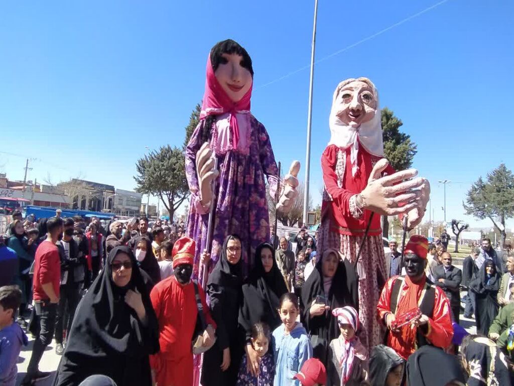 عروسک های بلند قامت کانون پرورش کودکان و نوجوانان پیام آور بهار در شهرستان تویسرکان 