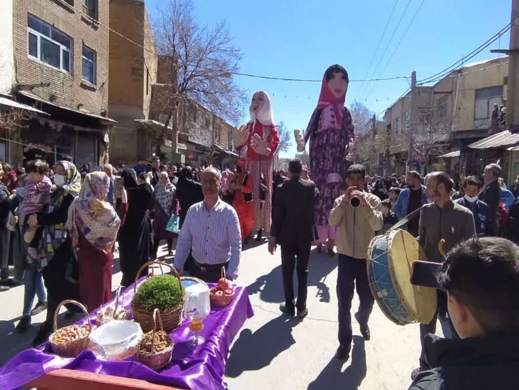 شادپیمایی کانون تویسرکان عروسک های بلند قامت کانون پرورش کودکان و نوجوانان پیام آور بهار در شهرستان تویسرکان