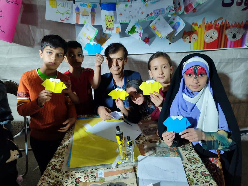 مربیان کانون در غرفههای نقاشی، کاردستی و گریم صورت ، میزبان کودکان مسافر شدند