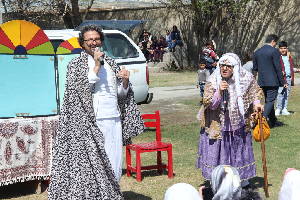 نمایش «عمو نوروز» در مناطق زلزله زده خوی اجرا شد
