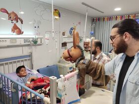 شادی کودکان بیمارستان حضرت ولیعصر (عج) قائمشهر از حضور عمو کتابدار کانون